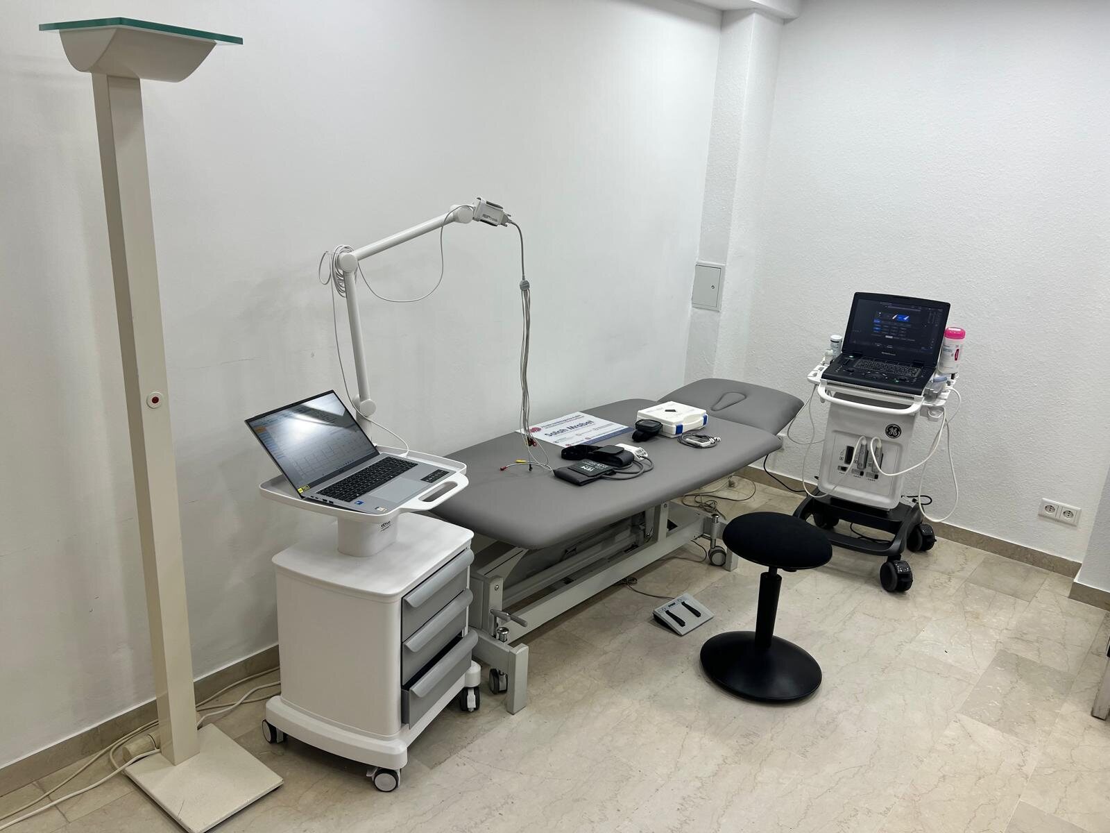 Diagnostik-Arbeitsplatz mit Untersuchungsliege und mobilen Geräten