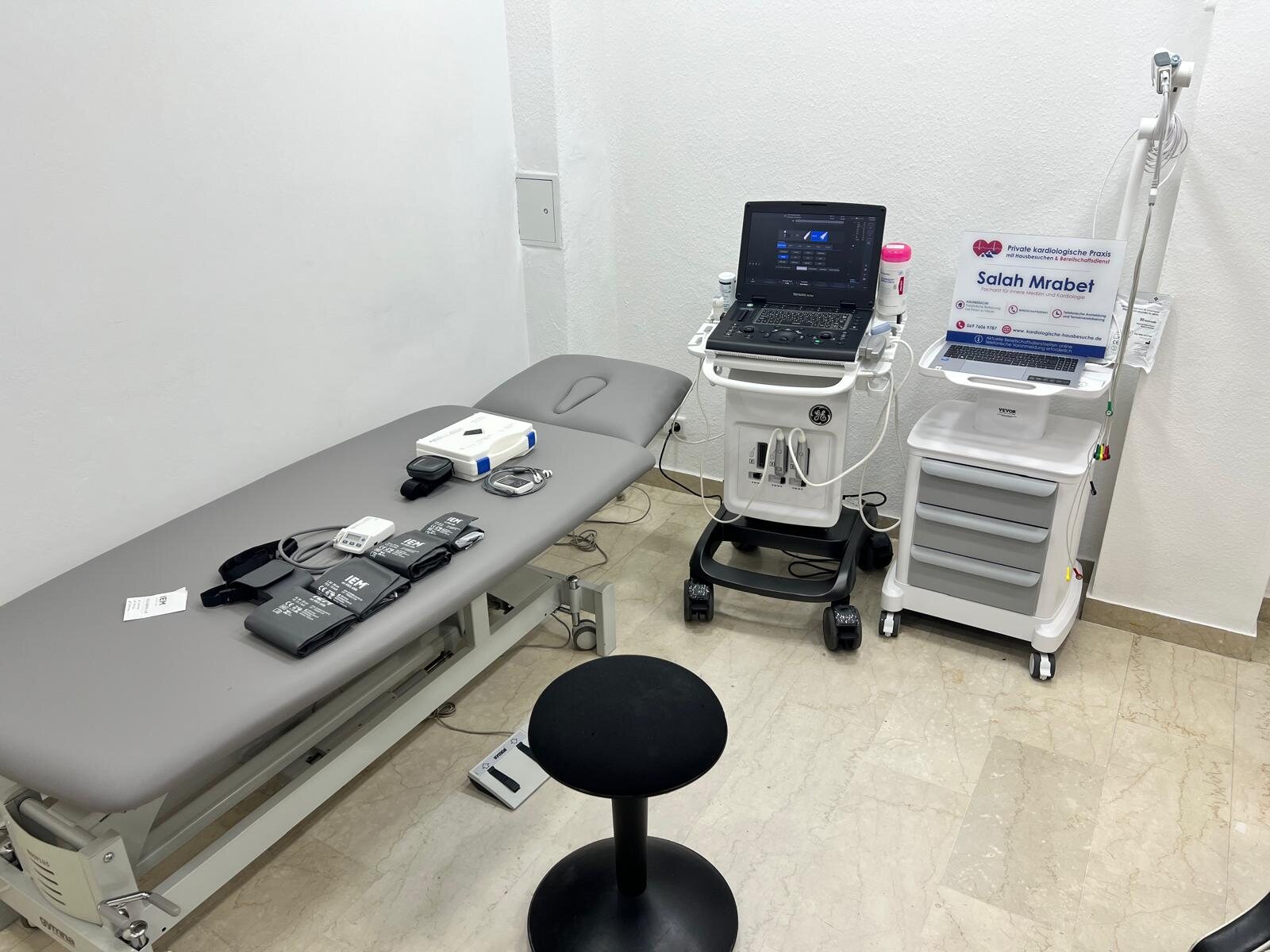 Kardiologische Geräte mit Ultraschallgerät, EKG und Blutdruckmanschetten